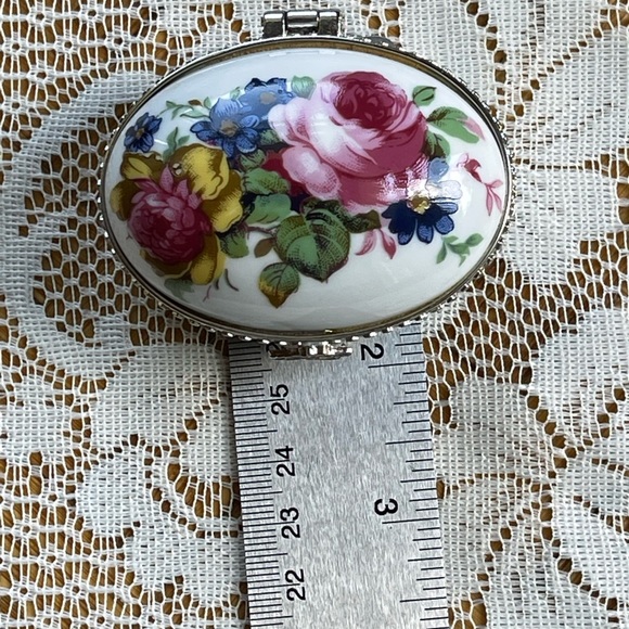 Mini porcelain box w/hinged lid, vintage - Picture 11 of 16